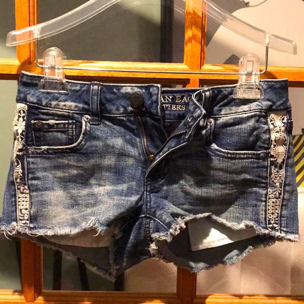 American Eagle size 0 women’s short. Stretchy. Medium rinse. Embroidery on sides